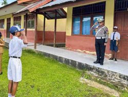 Kasat Lantas Supiori Jadi Pembina Upacara di SMP 7 Wakre: Kampanyekan Tertib Berlalu Lintas