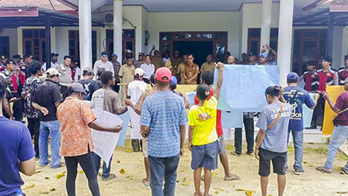 aksi unjuk rasa masyarakat kampung wafor